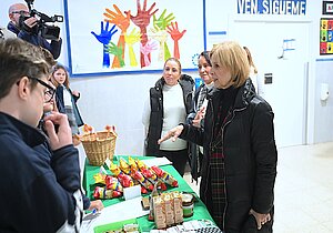 Alcaldesa visita el mercadillo solidario de Safa-Jerez