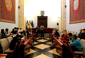 Aparicio recepción alumnos del IES Savater