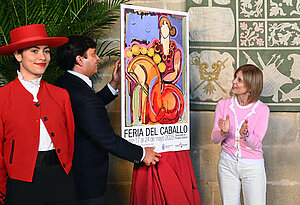 La alcaldesa presenta el cartel de la Feria, obra de Balcris