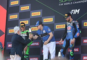 Agustín Muñoz entrega los premios de las pruebas de Superbike celebradas en el Circuito
