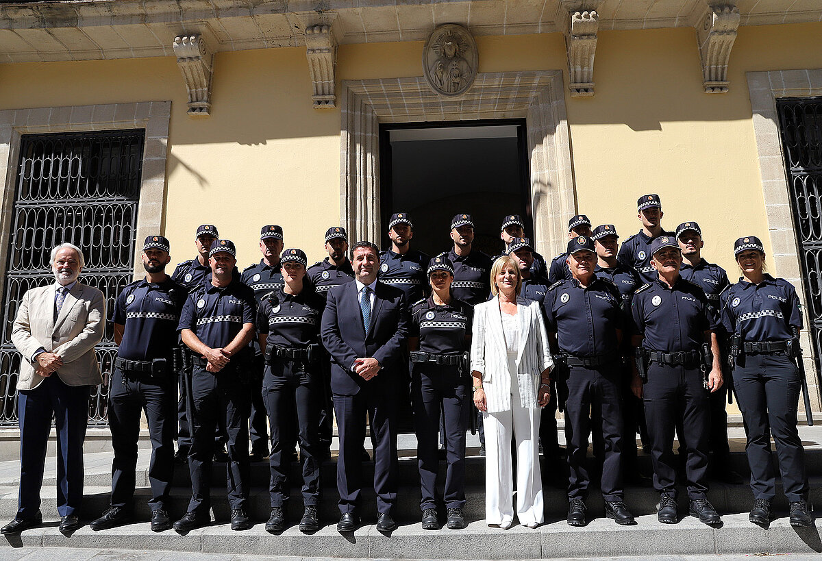 La alcaldesa recibe a los 16 nuevos alumnos de la Policía Local que se ...