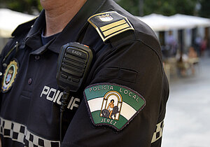 Archivo. La Policía Local detiene a un individuo perpetrando un robo en un vehículo 