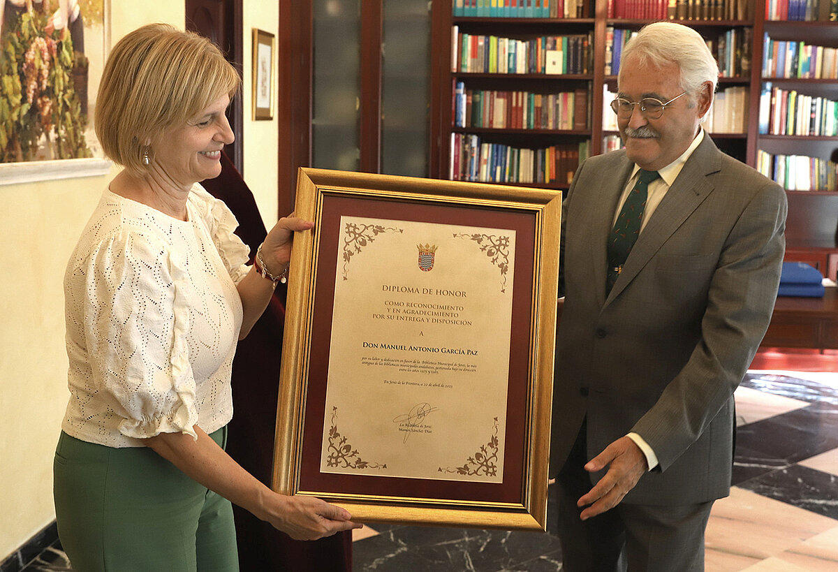 La alcaldesa entrega a Manuel Antonio García Paz el reconocimiento por