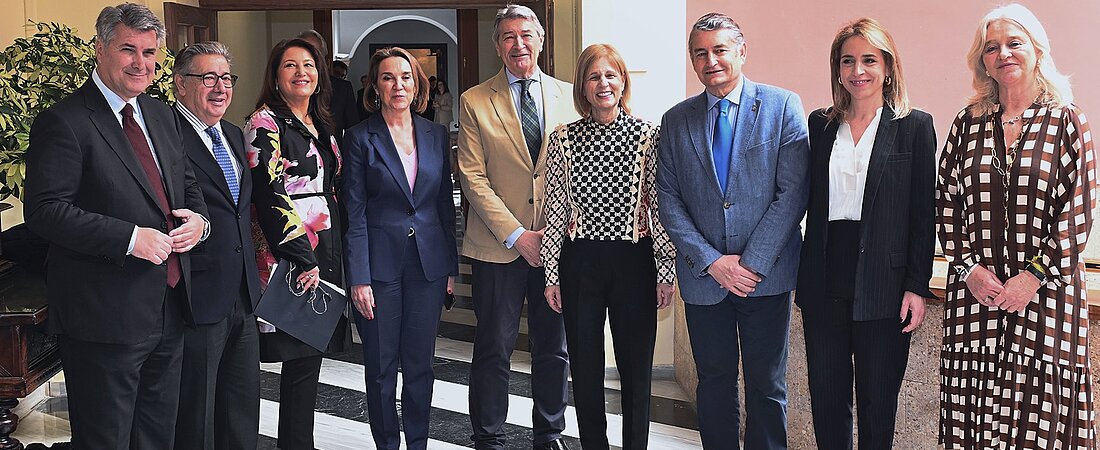 La alcaldesa junto a otros asistentes a la reunión