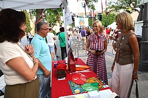 La alcaldesa asiste a la inauguración de la Velá de Santiago