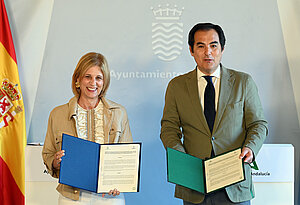 Alcaldesa y consejero de Justicia firman convenio CEP@L