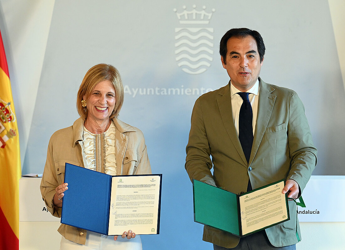 Alcaldesa y consejero de Justicia firman convenio CEP@L