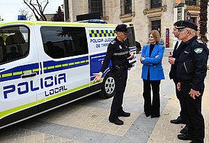 La alcaldesa junto al nuevo furgón policial