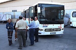 La alcaldesa ha inspeccionado el nuevo vehículo de la zona rural