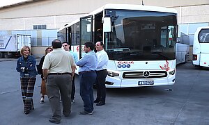 La alcaldesa ha inspeccionado el nuevo vehículo de la zona rural