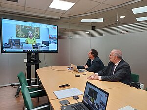 La alcaldesa mantiene una reunión con el Ministerio de Transportes