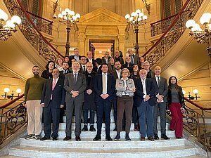 Fotografía de familia de las personas asistentes al encuentro