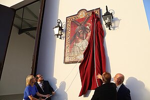 La alcaldesa asiste a la inauguración de la Casa de Hermandad de La Misión