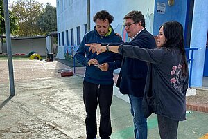 Fotografía de archivo del delegado de Educación en su visita a uno de los centros educativos de Jerez