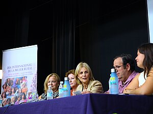 La alcaldesa asiste al acto conmemorativo del Día de la Mujer Rural