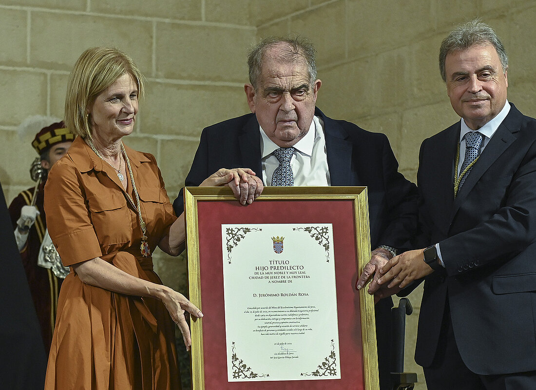 La alcaldesa junto a Jerónimo Roldán