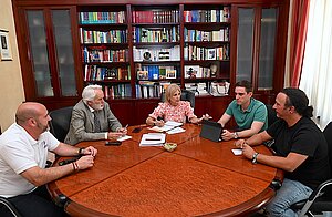 La alcaldesa ha mantenido una reunión con los representantes de Teletaxi