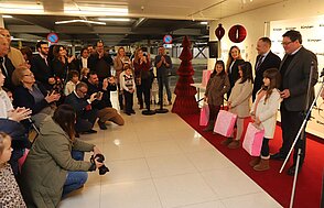 El delegado junto a los premiados