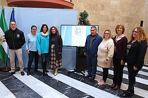 La delegada junto a las entidades durante la presentación de la iniciativa