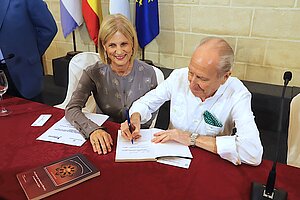 La alcaldesa durante la presentación del libro