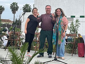 Susana Sánchez entregando el premio