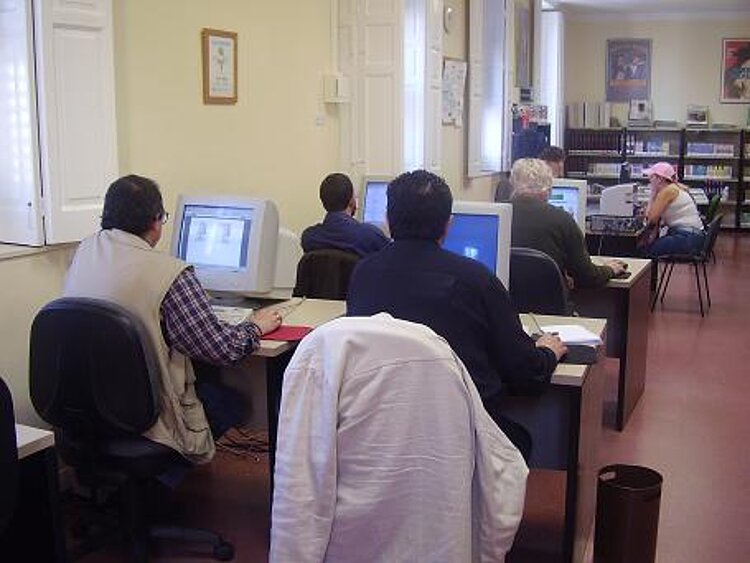 Imagen de usuarios en la sala de internet