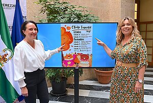 Nela García presenta con la presidenta de Acoje la actividad 'Otoño infantil'