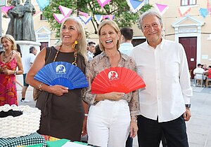 La alcaldesa asiste a la inauguración de la I Velá de Santiago