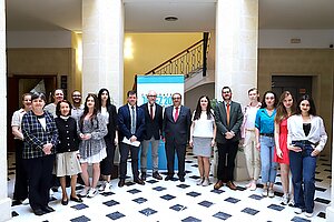 Fotografía de participantes en la presentación