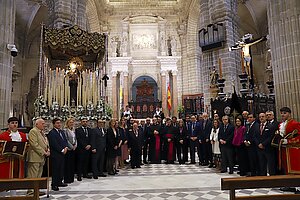 La alcaldesa renueva la tradición de entregar el bastón de mando a la Hermandad de La Viga