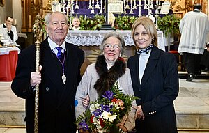 La alcaldesa ha felicitado a Pepe Castaño por su nombramiento como hermano mayor perpetuo del Nazareno