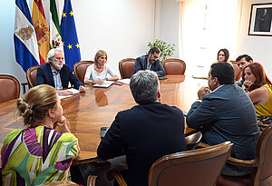 La alcaldesa durante la reunión