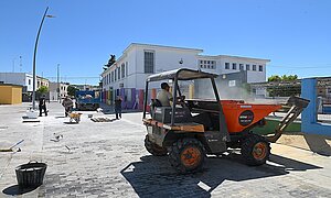 Trabajadores realizando las mejoras