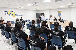 La Policía Local recibe formación para atender a personas con discapacidad visual y auditiva