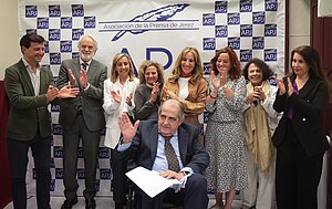 Fotografía de familia con el periodista galardonado