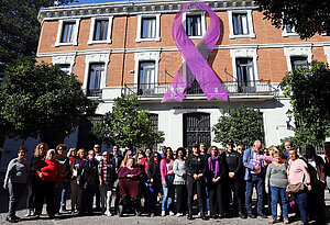 Fotografía de familia tras la colocación del lazo