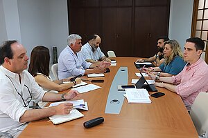 Jaime Espinar se reúne con los comerciantes de Acoje