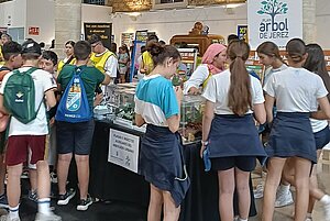 Numerosos jóvenes han participado en el stand de Medio Ambiente de la Feria de la Ciencia