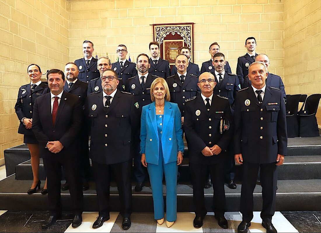 La alcaldesa preside el acto de reconocimiento a los mandos de la Policía Local