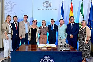 La alcaldesa ha ofrecido una recepción oficial a las personas que encarnarán a los Reyes Magos en la Cabalgata del 5 de enero