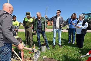 Jaime Espinar ha participado en la plantación de 5 olmos en la Laguna de Torrox