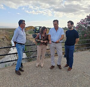 Susana Sánchez supervisa las labores de limpieza de las riberas