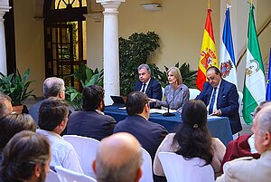 La alcaldesa ha mantenido un encuentro con el sector cofrade