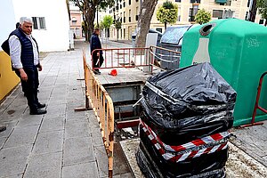 Trabajadores municipales retirando los contenedores soterrados