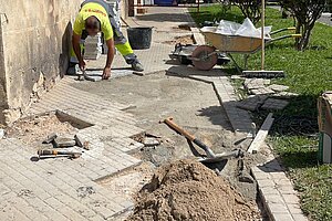 El Ayuntamiento está arreglando el adoquinado cercano al cementerio