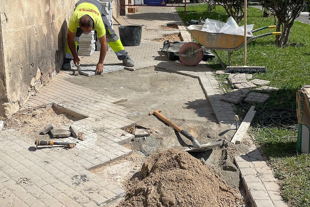 El Ayuntamiento está arreglando el adoquinado cercano al cementerio