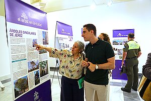 Jaime Espinar inaugura la exposición 'El árbol en la ciudad'