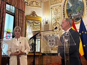 La alcaldesa ha visitado la ciudad de Ceuta para expresarles su apoyo