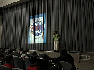 Nela García asiste a la primera sesión de la Muestra de Teatro