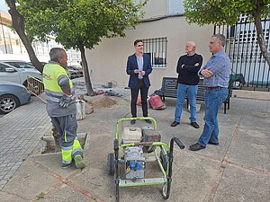 El teniente de alcaldesa durante la visita